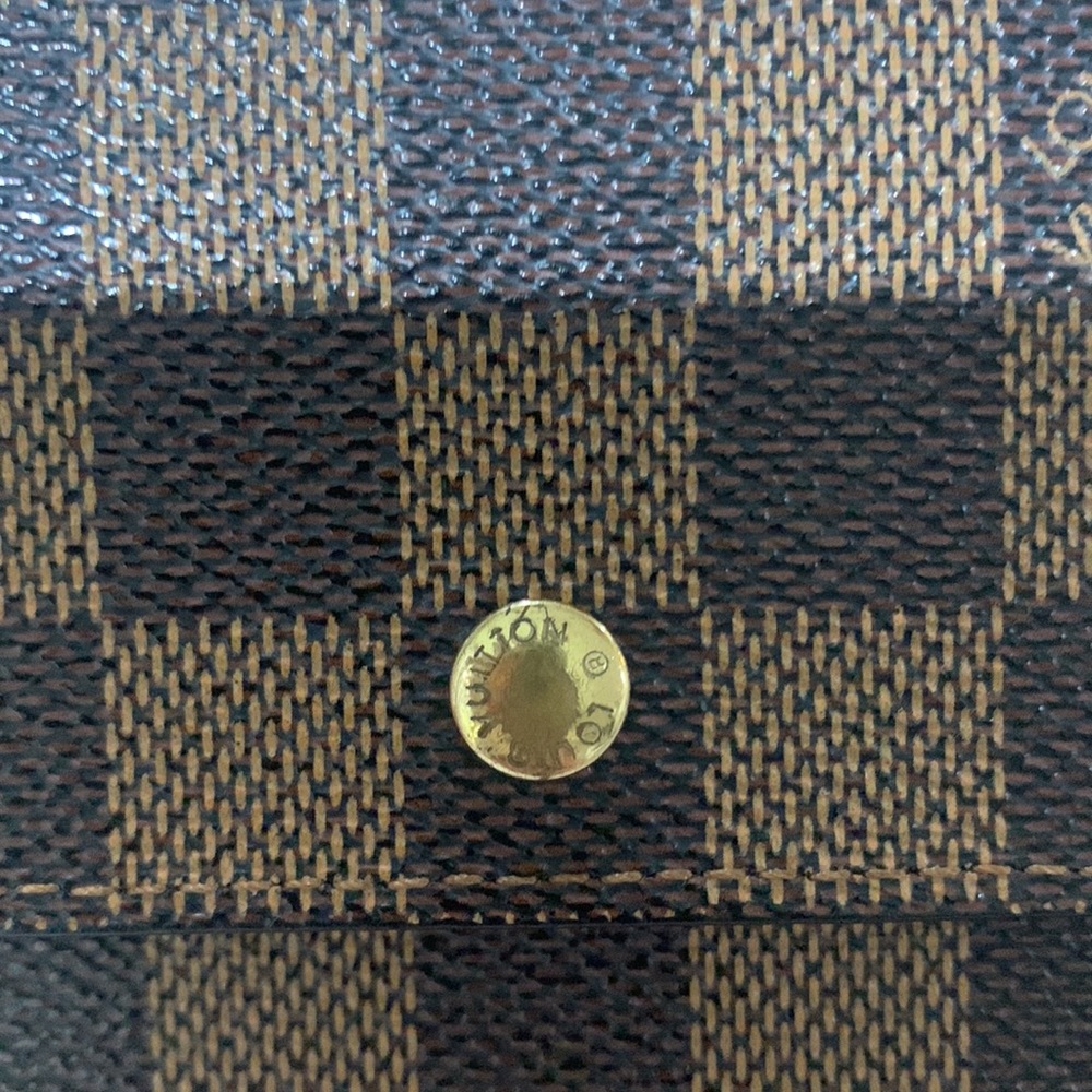 LOUIS VUITTON
Damier Ebene Alexandra Wallet - Picture 5 of 17